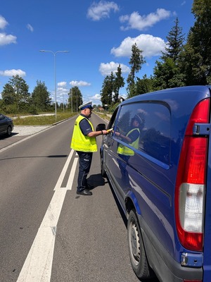 policjant badający trzeźwość