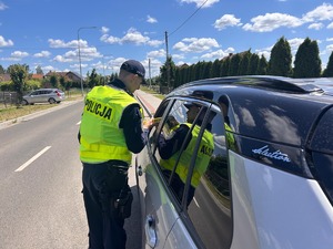policjant badający trzeźwość