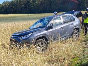 Auto suv w stojące w polu zboża
