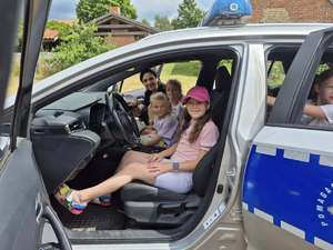 policjantka i dzieci na spotkaniu w wakacje,