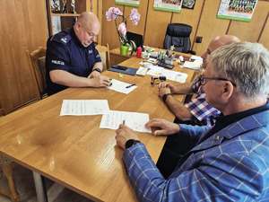 Wójt Gminy Kozłowo i Komendant KPP w Nidzicy podczas podpisywania porozumienia