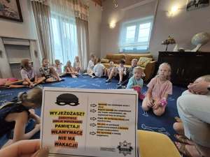 Wakacyjna profilaktyka z nidzickimi policjantami - policjant podczas spotkania