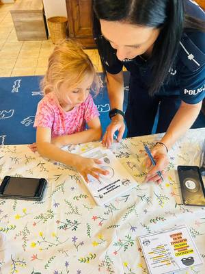 Wakacyjna profilaktyka z nidzickimi policjantami - policjant podczas spotkania