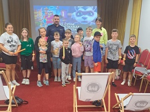 Wakacyjna profilaktyka z nidzickimi policjantami - policjant podczas spotkania