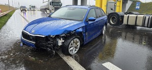 Miejsce kolizji drogowej na S7 - rozbite auto osobowe.