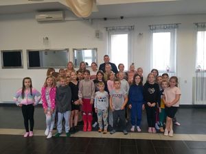 Dzielnicowy z wakacyjną wizytą u dzieci z Janowa - zdjęcie grupowe