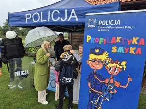 Stoisko profilaktyczne policjantów