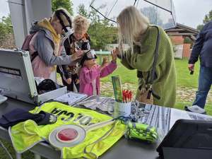 Stoisko profilaktyczne policjantów