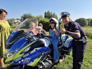 policjanci na festynie