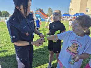 policjanci na festynie