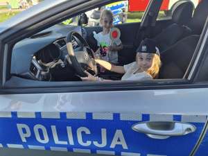 policjanci na festynie