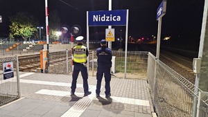 Funkcjonariusze Policji i SOK na peronie