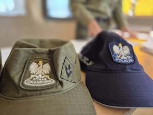 klasa lekcyjna i czapki policji i straży granicznej