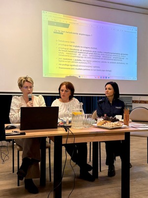 Spotkanie z seniorami. Prelegent i siedząca grupa seniorów.