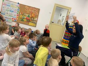 policjantka z przedszkolakami na spotkaniu profilaktycznym