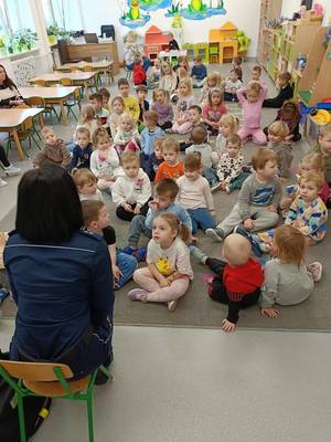 policjantka z przedszkolakami na spotkaniu profilaktycznym