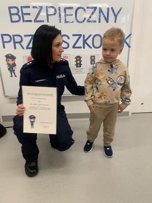 policjantka z przedszkolakami na spotkaniu profilaktycznym
