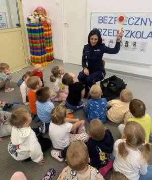 policjantka z przedszkolakami na spotkaniu profilaktycznym