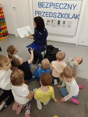 policjantka z przedszkolakami na spotkaniu profilaktycznym
