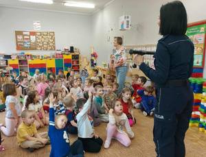 policjantka z przedszkolakami na spotkaniu profilaktycznym