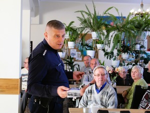 Dzielnicowy na spotkaniu z seniorami