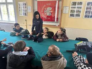 dzieci na spotkaniu z policjantem