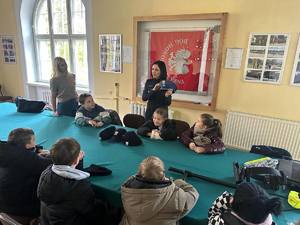 dzieci na spotkaniu z policjantem