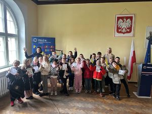 dzieci na spotkaniu z policjantem