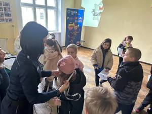 dzieci na spotkaniu z policjantem