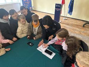 dzieci na spotkaniu z policjantem