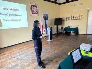 dzieci na spotkaniu z policjantem