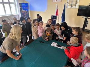 dzieci na spotkaniu z policjantem