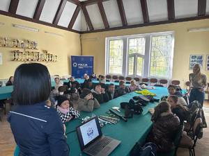 dzieci na spotkaniu z policjantem