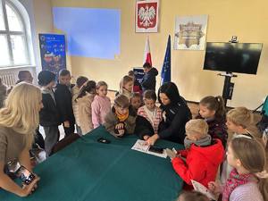 dzieci na spotkaniu z policjantem