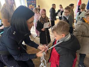 dzieci na spotkaniu z policjantem