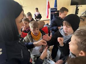 dzieci na spotkaniu z policjantem