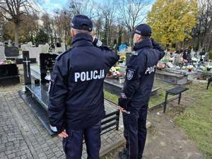 policjanci przed grobem