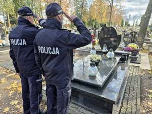 policjanci przed grobem