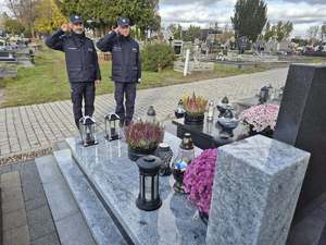 policjanci przed grobem