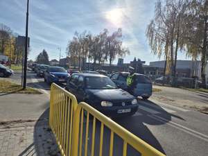 Podsumowanie działań „Wszystkich Świętych 2025” w powiecie nidzickim. Policjanci dbający o bezpieczeństwo podczas działań.