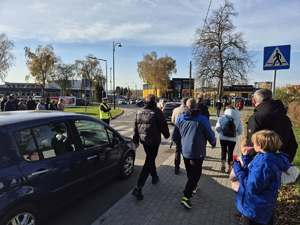 Podsumowanie działań „Wszystkich Świętych 2025” w powiecie nidzickim. Policjanci dbający o bezpieczeństwo podczas działań.