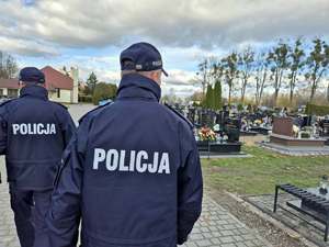 Podsumowanie działań „Wszystkich Świętych 2025” w powiecie nidzickim. Policjanci dbający o bezpieczeństwo podczas działań.