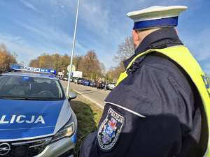 Podsumowanie działań „Wszystkich Świętych 2025” w powiecie nidzickim. Policjanci dbający o bezpieczeństwo podczas działań.