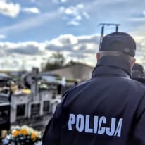 Podsumowanie działań „Wszystkich Świętych 2025” w powiecie nidzickim. Policjanci dbający o bezpieczeństwo podczas działań.