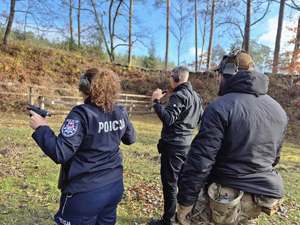 Policjantka w trakcie szkolenia strzeleckiego