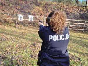 Policjantka w trakcie szkolenia strzeleckiego