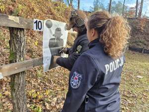 Policjantka w trakcie szkolenia strzeleckiego