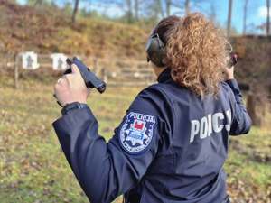 Policjantka w trakcie szkolenia strzeleckiego