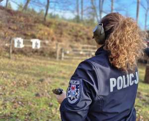 Policjantka w trakcie szkolenia strzeleckiego