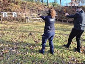 Policjantka w trakcie szkolenia strzeleckiego